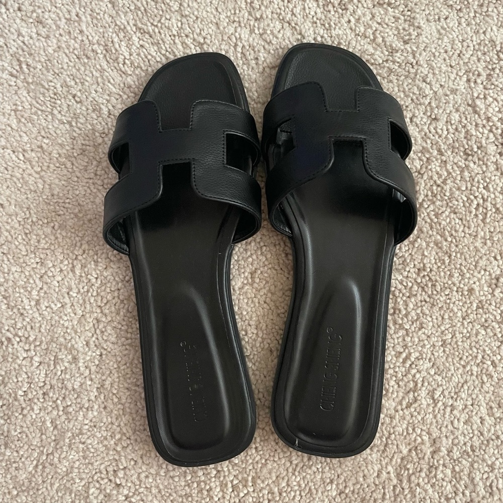 Flat sandals
